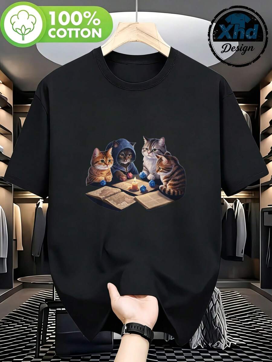 Men's 100% Cotton Casual T-Shirt With A Design Of Cats Playing Chess And Dice In A Magical Scene, Ideal For Everyday Wear Or As An Original Gift For Cat And Board Game Lovers. - 黑色 - 查看 1