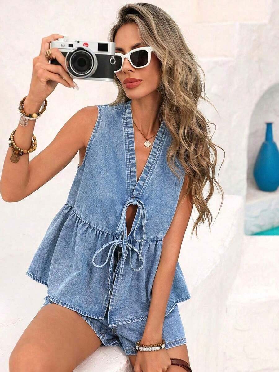 Blusa de mezclilla sin mangas con cuello en V, lazo delantero y volantes - Lavado ligero - Ver 1