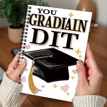 1本畢業季專屬螺旋筆記本，封面印有「YOU GRADUATE」與畢業帽設計，充滿儀式感。100頁大容量，適合工作記錄、學習筆記、日記書寫等。亦是畢業、生日及日常規劃備忘的貼心禮物選擇。 - G - 查看 4