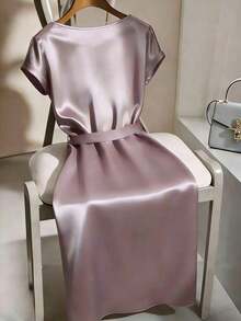 Vestido de longitud media con cuello decorado con perlas satinadas brillantes, mangas cortas y cintura con lazo - Púrpura polvoriento - Ver 2