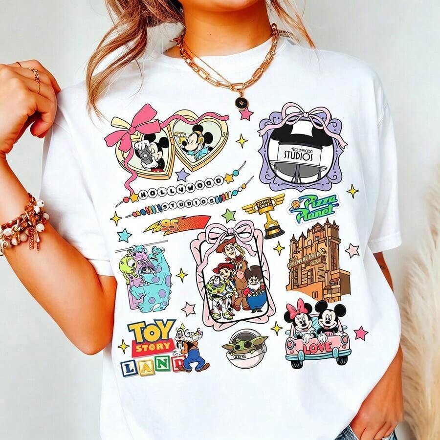 (Authorized By Disney. Mickey Mouse) Featuring Mickey, Minnie, And Scenes From Toy Story In An American Retro Illustration Style, With A Picture Frame And Ribbon, This Set Includes A Selection Of Elegant Women's Cotton T-Shirts. The Fabric Is Soft, Comfortable, And Breathable, Making It Suitable For Everyday Wear, Shopping, Travel, Parties, And Lounging At Home. The Clothing Is Available For Men And Women, And Matching Sets Are Also An Exquisite Gift. Every Woman Should Own One. - trắng - Xem 1