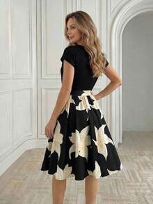 Vestido casual de vacaciones con estampado floral de patchwork y pliegues para mujeres de edad media y mayores - Multicolor - Ver 2