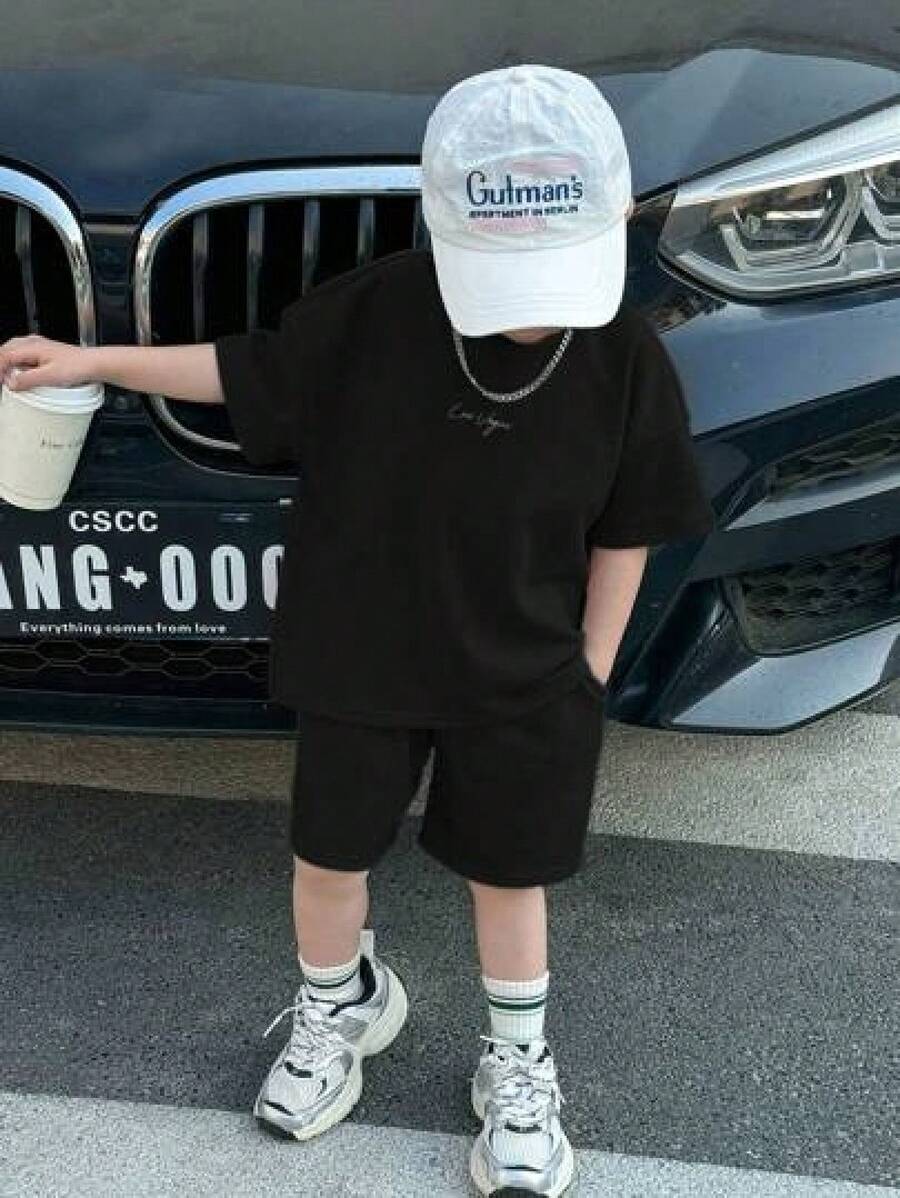 Solo hay una camiseta de manga corta a la . Conjunto de 2 piezas para bebé niño, lindo y casual de verano, camiseta de manga corta con estampado de letras de color sólido y pantalones cortos con cintura elástica, conjunto de pantalones cortos negros para niños, conjuntos de ropa de verano para niños. - Negro - Ver 1