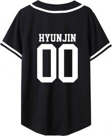 S.-tray Kids Hyunjin 00 Varsity Jersey T-Shirt mit Grafikdruck, Rundhalsausschnitt und kurzen Ärmeln. Gefertigt aus hochwertigem, weichem und hautfreundlichem Material für optimalen Tragekomfort. Mit Namen und Nummer des Mitglieds in klassischer Sportschrift auf schwarzem Grund. Perfekt für K-Pop-Fans, Hyunjin-Fans und alle, die es lässig mögen – für Alltag, Fan-Treffen und Mottopartys. - Schwarz - Übersicht 1
