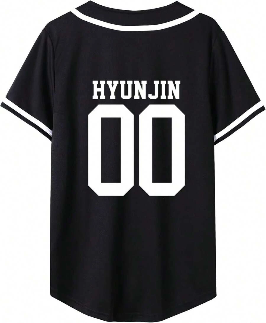S.-tray Kids Hyunjin 00 Varsity Jersey T-Shirt mit Grafikdruck, Rundhalsausschnitt und kurzen Ärmeln. Gefertigt aus hochwertigem, weichem und hautfreundlichem Material für optimalen Tragekomfort. Mit Namen und Nummer des Mitglieds in klassischer Sportschrift auf schwarzem Grund. Perfekt für K-Pop-Fans, Hyunjin-Fans und alle, die es lässig mögen – für Alltag, Fan-Treffen und Mottopartys. - Schwarz - Übersicht 1