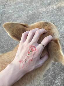 两张纹身贴纸 - 蓝粉色水彩风格玫瑰与水母的组合，清新梦幻的临时纹身贴纸。采用可水洗PVC材质，防水防汗。设计逼真，宛如纹身，适合旅行、音乐节、游戏、毕业礼物和日常使用。可维持3-5天。 - 彩色 - 查看 3