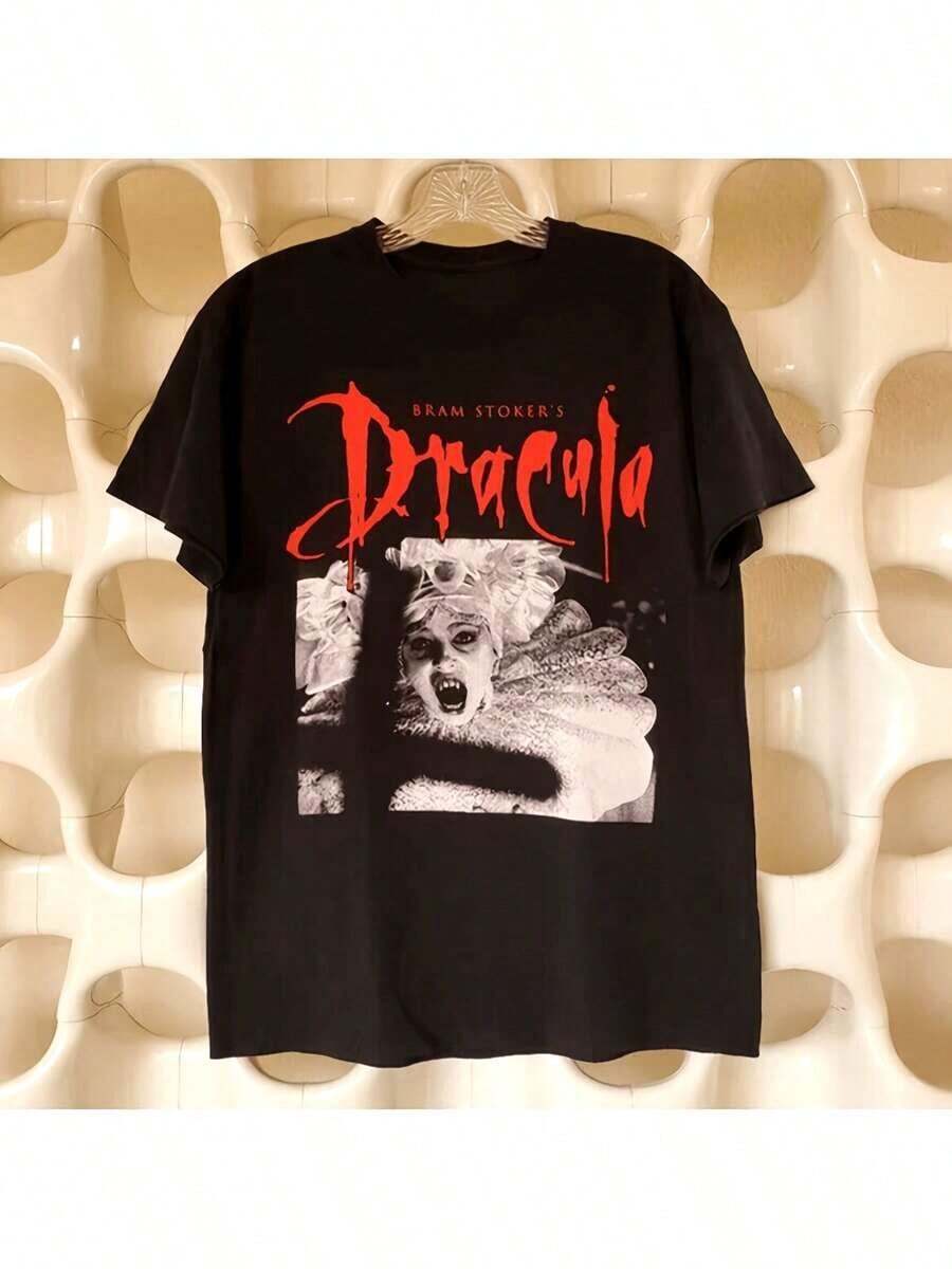 Camiseta gráfica inspirada en la clásica película de Drácula de Bram Stoker - un diseño de terror atemporal perfecto para todos, mostrando a Bela Lugosi y imágenes del castillo de Drácula. Esta Camiseta de Cuello Redondo y Manga Corta Es Ideal para Cualquier Estación del AñoCamiseta de moda para hombres de algodón puro - Multicolor - Ver 1