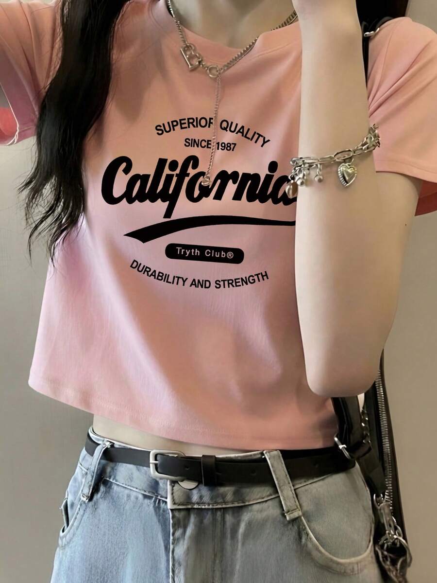 California 藍色字母印花短版上衣,圓領短袖休閒短版上衣 - 粉紅色-印花黑 - 查看 1