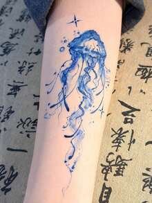 两张纹身贴纸 - 蓝粉色水彩风格玫瑰与水母的组合，清新梦幻的临时纹身贴纸。采用可水洗PVC材质，防水防汗。设计逼真，宛如纹身，适合旅行、音乐节、游戏、毕业礼物和日常使用。可维持3-5天。 - 彩色 - 查看 6