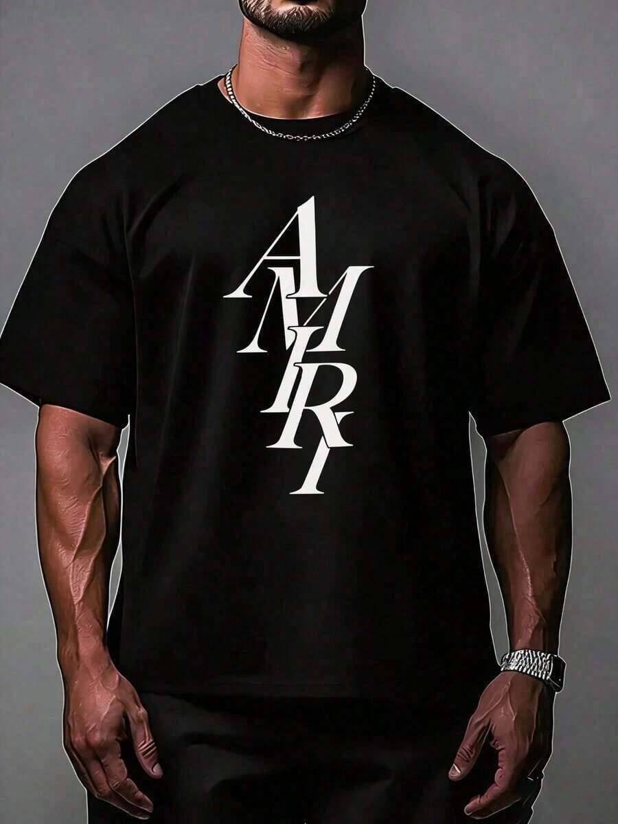 Y2K Amiris Grafisk T-shirt för män, lagerindelad vertikal text, 220g 100% bomull, rund hals, kortärmad, svart, sommarfavorit, unisex-modell. - Svart - Visa 1