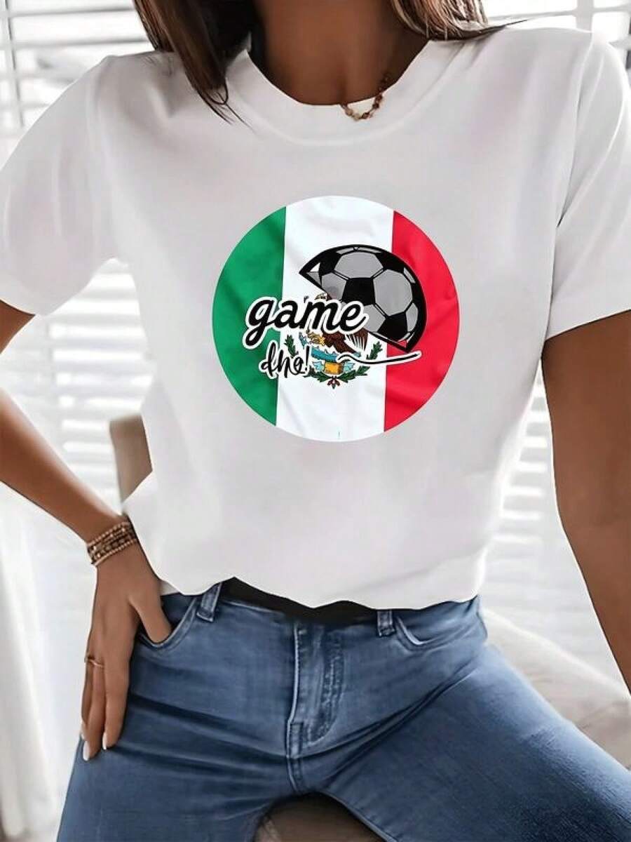 El gráfico muestra una bandera mexicana con un gran balón de fútbol que simboliza la pasión nacional por el deporte y el espíritu de unión y orgullo patriótico durante cada partido Camiseta de mujer casual deportiva cómoda para aficionados al fútbol mexicano - Negro - Ver 1