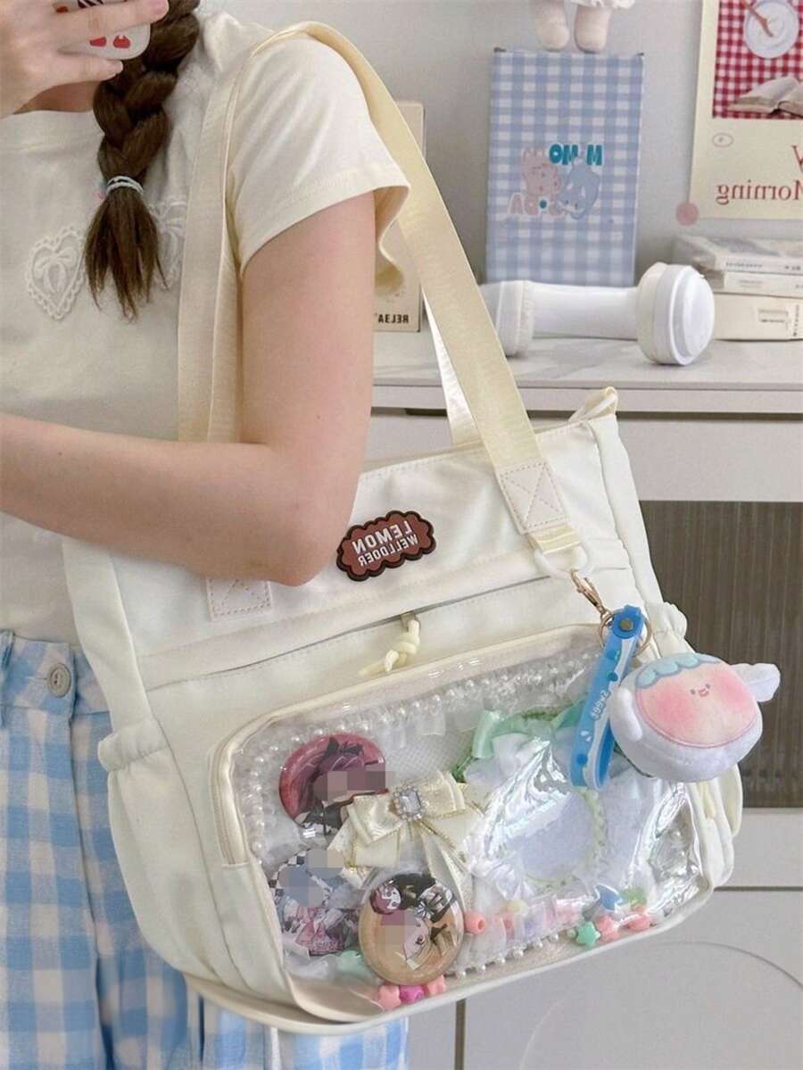1个日式甜美萝莉JK制服风格单肩包，泰迪熊图案，蝴蝶结和蕾丝装饰，超级可爱，柔软亲肤，采用优质防水尼龙材质，大透明展示窗可展示手办，适合学生、购物、聚会、派对、动漫展等场合。