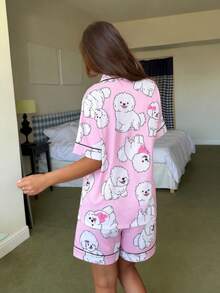 2件組女款可愛白色比熊犬印花柔和療癒風黑色滾邊短袖上衣與短褲睡衣套裝，舒適翻領，親膚透氣不悶熱絲滑垂墜面料，針織上衣前開鈕扣設計，易穿脫，附口袋，彈性腰帶，寬鬆版型適合各種身形，四季皆宜，休閒日常居家服，經典居家服套裝 - 粉色 - 查看 4