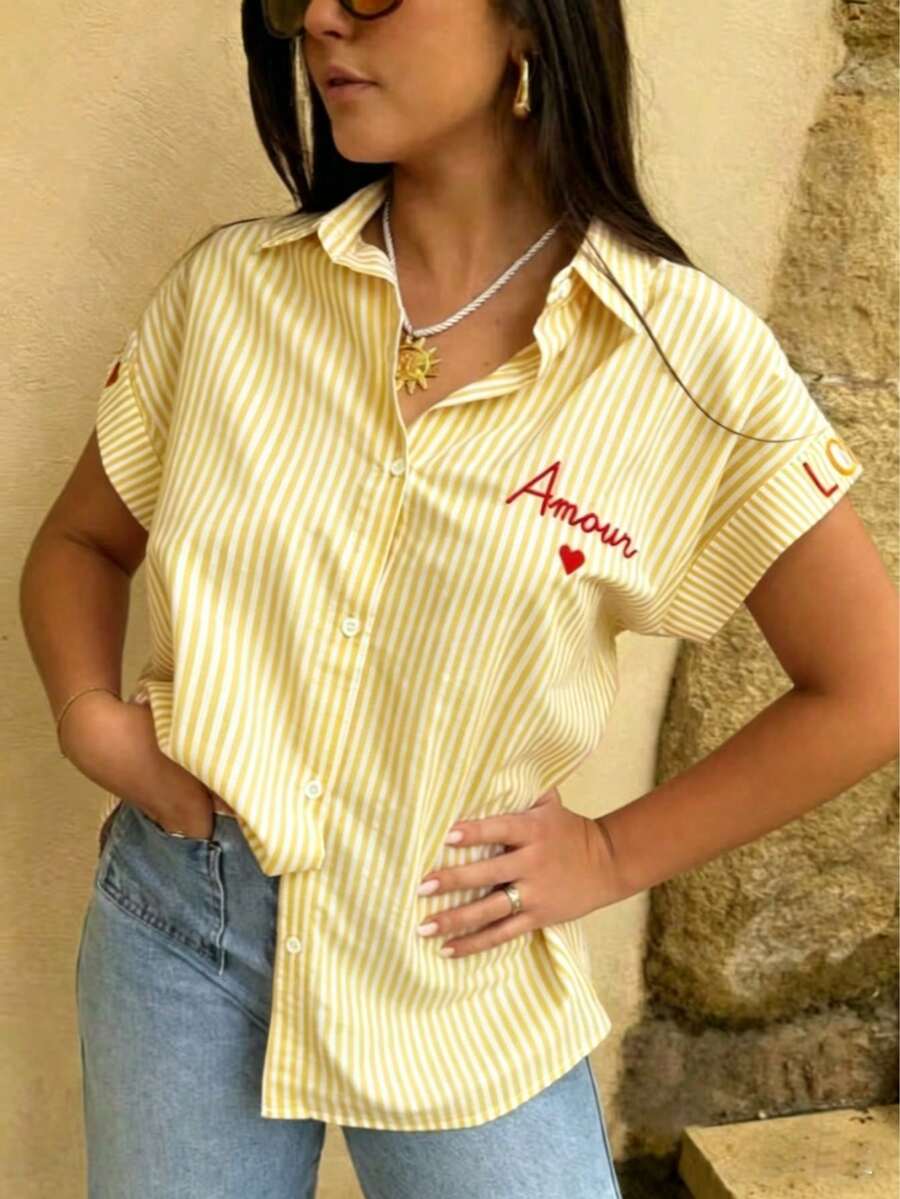 Solstice Apparel 黃白直條紋領口短袖襯衫,Amour 心形字母刺繡袖口度假上衣,夏季款 - 黃色 - 查看 1