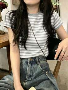 女款對比色條紋短袖T恤，夏季新款時尚修身時尚上衣休閒款 - 淺灰色 - 查看 2