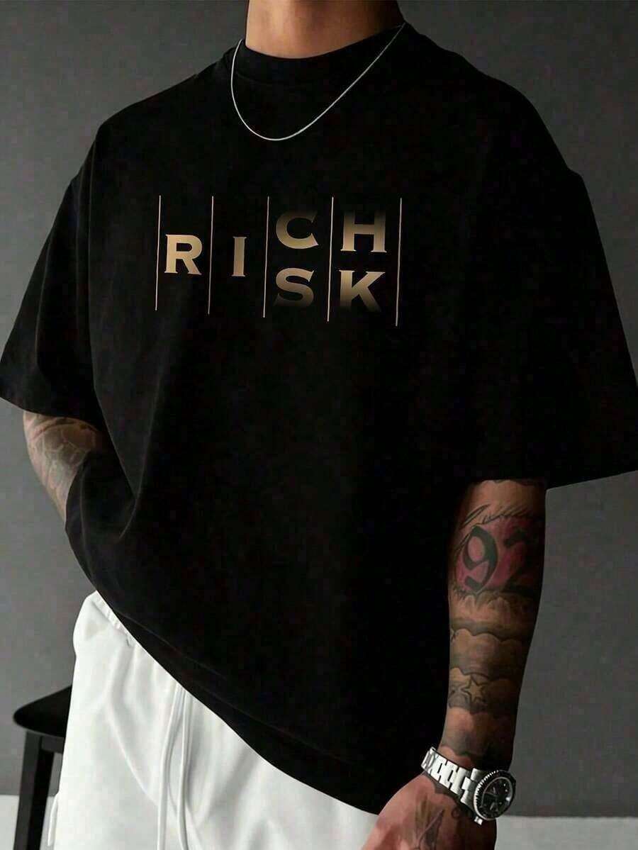 100% bomulls-t-shirt med tryckt mönster, "RICH RISK"-grafik med guldfärgade bokstäver för män, minimalistisk streetwear-stil, lätt och luftig vardagsklädsel, enkel och mångsidig stil, mjuk och bekväm, present-t-shirt för män. - Svart - Visa 1
