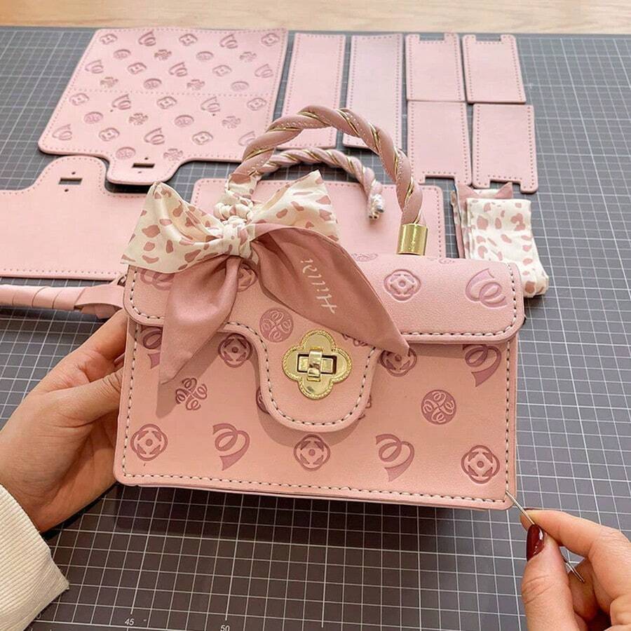 一套儿童DIY缝纫包制作套装，包含儿童手工手提包和斜挎包制作材料，撞色迷你邮差包，送给女孩和手工爱好者的精美礼物