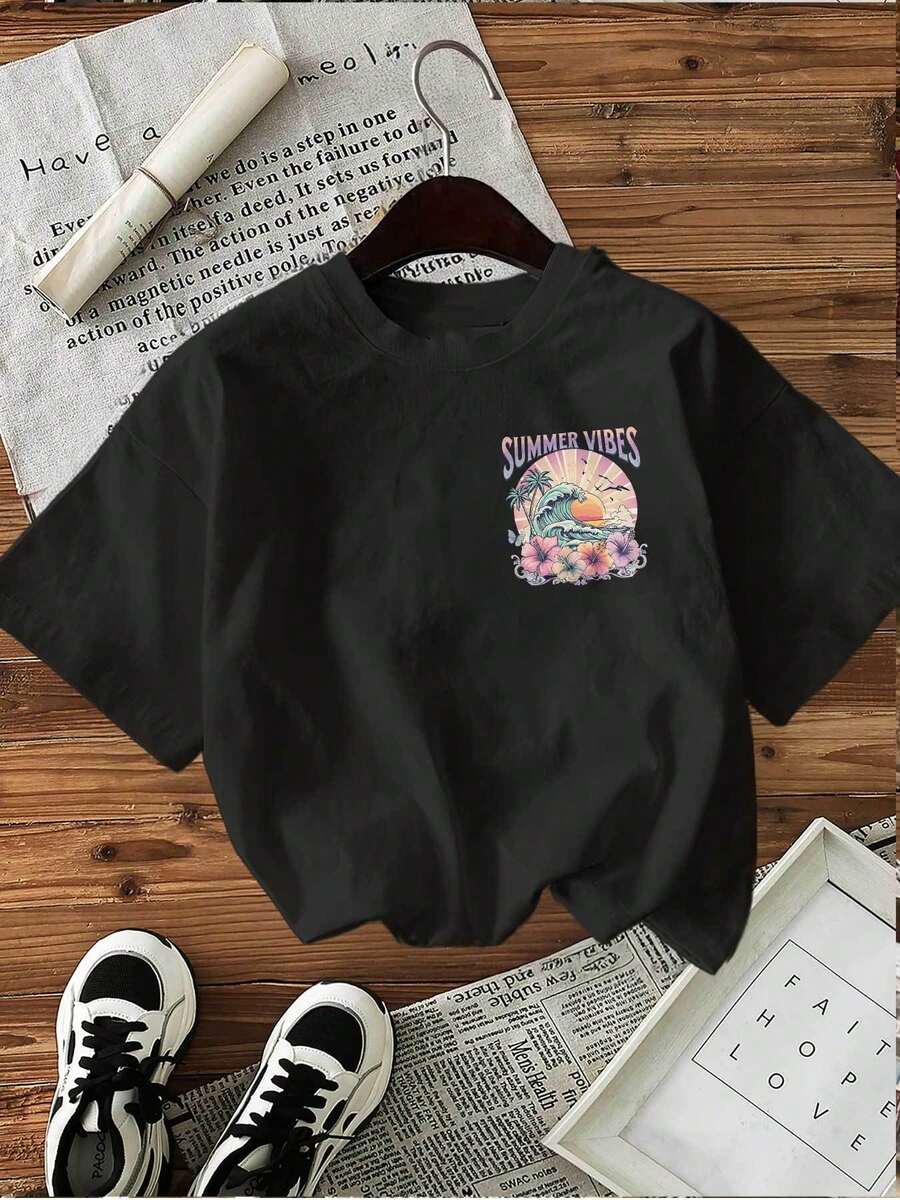 Women's Retro-Style Summer T-Shirt, Casual And Versatile, With Double-Sided Prints Including Waves, Palm Trees, And Hibiscus Flowers, And The Words "SUMMER VIBES" Printed On It. Wardrobe Essential. New 2026 Style. Recommended By Many. N1XB - 黑色 - 查看 1