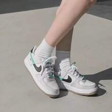 Nike Sepatu Sneakers Air Force 1 Anak Besar Model Low-Top Motif Patchwork - Putih/Krem/Hijau - View 4