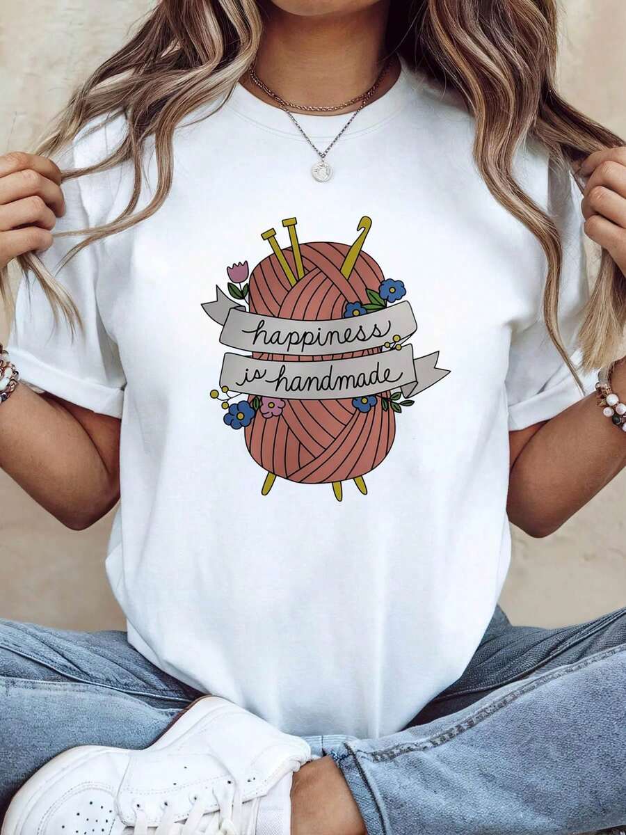 Happiness Is Made. Women's T-Shirt With A Handmade Yarn Ball Print, Perfect For Casual Outings, With A Warm Feel And Short Sleeves. - 白色 - 查看 1