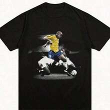camisetas para hombrecamisetas para hombreCamiseta de Fútbol Retro Brasileña Icónica R9 Ronaldo Nazario - Camiseta Gráfica Negra con Estampado Vibrante de Fútbol en Amarillo y Azul, Transpirable, de Manga Corta y Cuello Redondo, Informal, para Verano, para Adultos, Lavable a Máquina, Regalo para Aficionados, SocTOPTOP - Negro - Ver 1