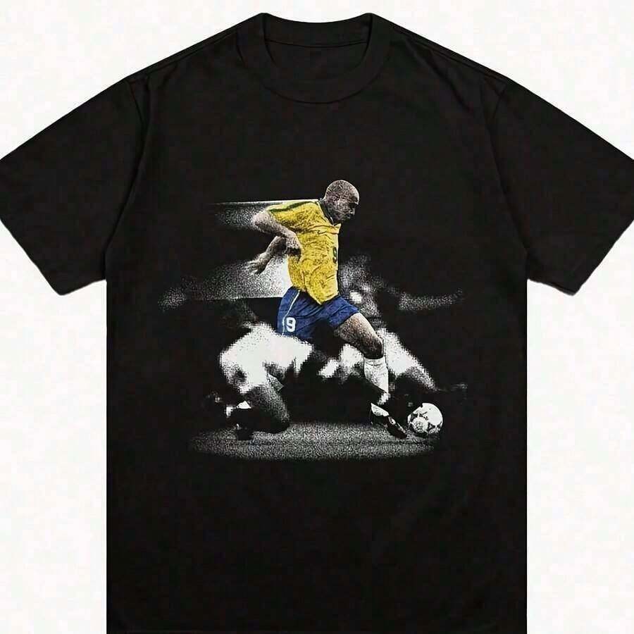 camisetas para hombrecamisetas para hombreCamiseta de Fútbol Retro Brasileña Icónica R9 Ronaldo Nazario - Camiseta Gráfica Negra con Estampado Vibrante de Fútbol en Amarillo y Azul, Transpirable, de Manga Corta y Cuello Redondo, Informal, para Verano, para Adultos, Lavable a Máquina, Regalo para Aficionados, SocTOPTOP - Negro - Ver 1