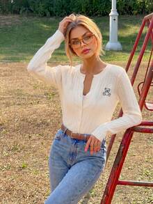 Áo khoác cardigan nữ Jennie Growth màu mơ, thêu hình gấu, cài cúc phía trước, dáng ôm, tay dài, chất liệu dệt kim mỏng nhẹ, hoàn hảo cho mặc hàng ngày vào mùa xuân/hè, đi làm, dạo phố, đi nghỉ mát, ăn trưa, hẹn hò cà phê, du lịch. - Màu be - Xem 9