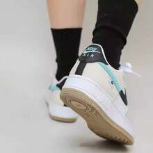 Nike Sepatu Sneakers Air Force 1 Anak Besar Model Low-Top Motif Patchwork - Putih/Krem/Hijau - View 6