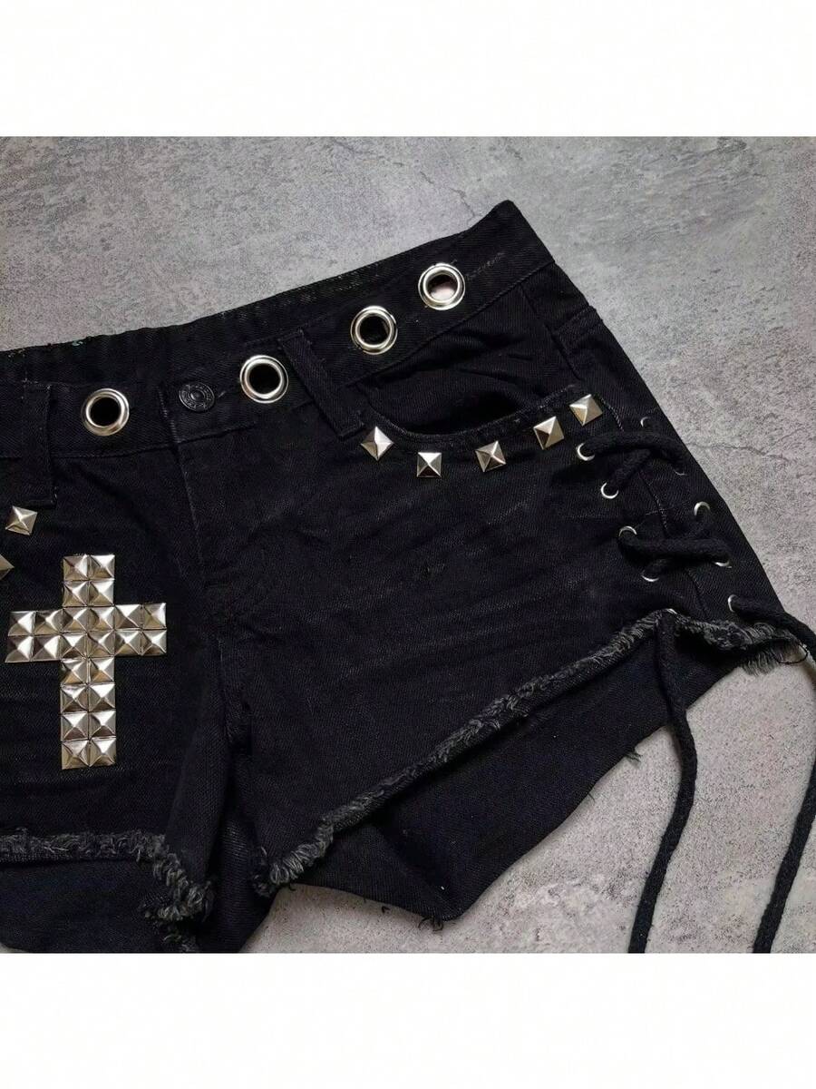 Shorts vaqueros góticos negros con tachuelas cruzadas y cordones laterales para mujer, bermudas con estampado de imitación de mezclilla, tejido no elástico para un estilo grunge. - Negro - Ver 1