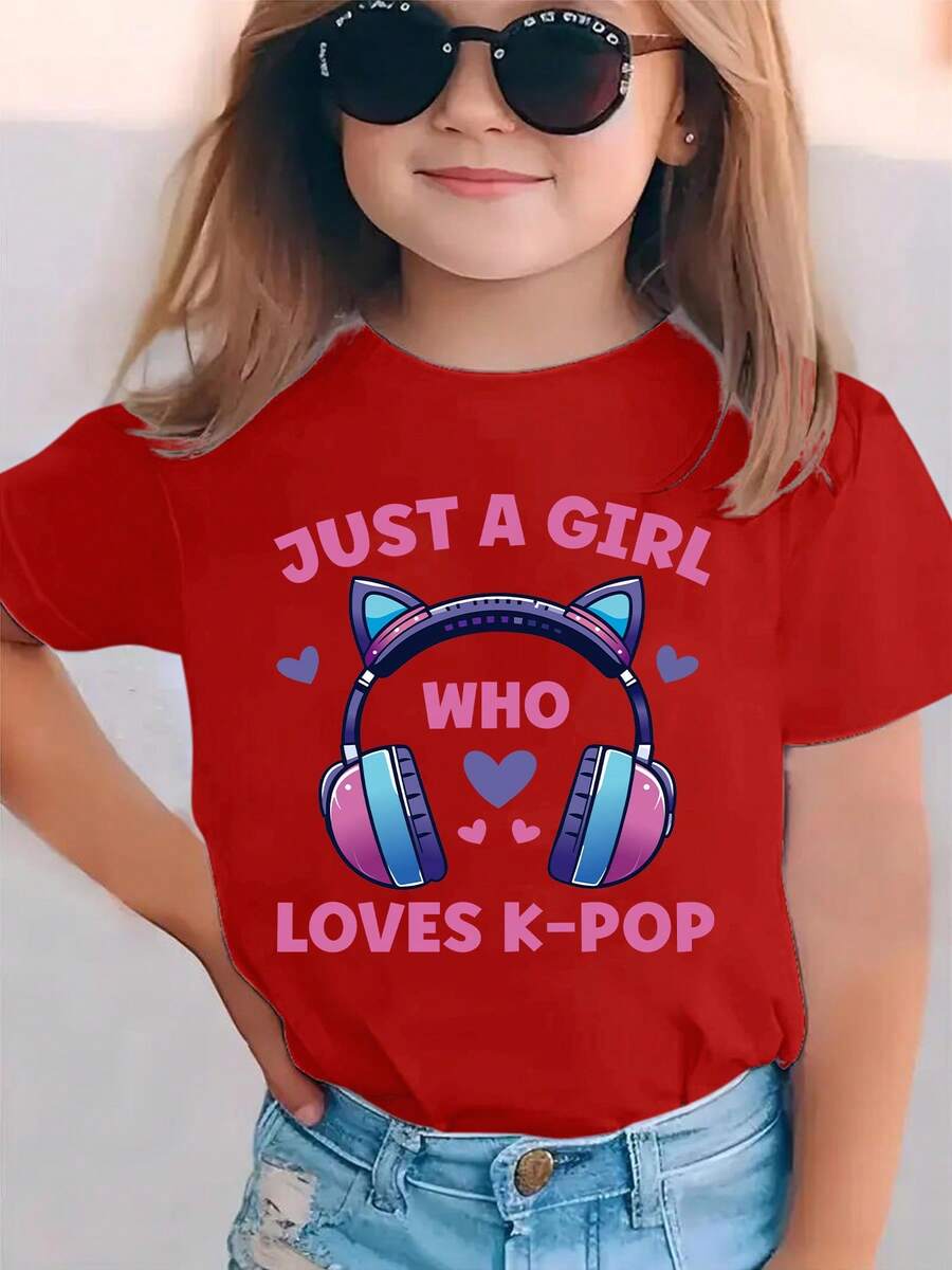 Camiseta de manga corta para niñas, moda de verano, con estampado de dibujos animados de "JUST A GIRL WHO LOVES K-POP" para audífonos supraaurales, top casual que combina con todo, NY-DX7544 - Blanco - Ver 1
