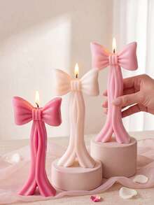1/3 pièces Bougie en forme de nœud français blanc cassé/rose clair. Décoration de chambre coquette, centre de table de mariage. Cadeau idéal pour la remise des diplômes 2026, la fête des mères, Noël, la Saint-Valentin pour elle, maman, meilleure amie. Lumière d'ambiance romantique pour l'aromathérapie et la méditation. - Nœud papillon de style français - Voir 3