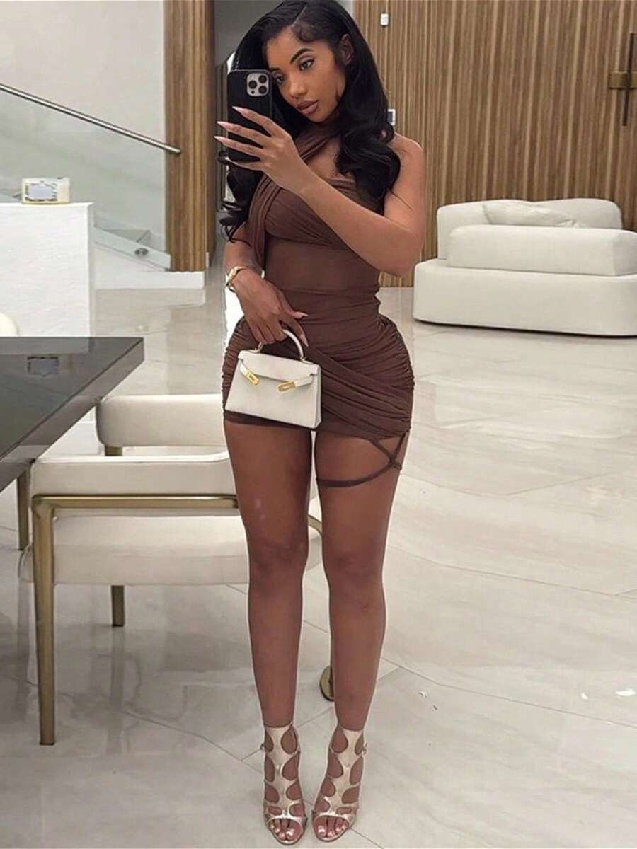 Elegante vestido corto ajustado de color marrón transparente para mujer, con escote en V, mangas de media caída y falda acampanada en línea A, ideal para los atuendos de Año Nuevo. - Café - Ver 1