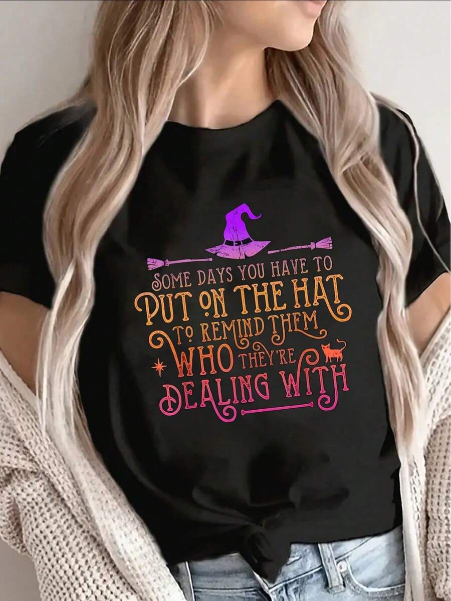 Camiseta Divertida con Frase de Bruja y Escoba - "Ponte el sombrero - ellos saben con quién lidiar" - Camiseta de manga corta de poliéster ligero, adecuada para disfraces de Halloween, uso casual y atuendos de bruja (estampado rosa/amarillo) - Negro - Ver 1
