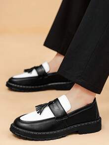 男士休闲厚底套脚纯黑色真皮鞋，耐穿学生乐福鞋，带流苏的正式商务皮鞋，休闲工作靴 - 黑與白 - 查看 4