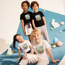 Camisetas de algodón para niños, suaves y casuales, con cuello redondo, estilo dibujado a mano "EASTER VIBES", con un pollito amarillo y pinceladas contrastantes en azul y rosa, estampado con patrón temático de Pascua. Color blanco. - Blanco - Ver 5