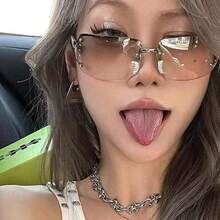 1對女款方形包覆式透明銀鏡面Y2K運動風水鑽時尚眼鏡，適合日常配戴與音樂節 - 銀色 - 查看 3