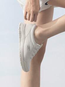 Skechers 女士休闲运动鞋，轻便缓震舒适耐穿，适合日常穿着和跑步，104510-OFWT - 乳白色 - 查看 7