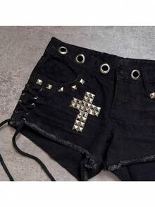 Shorts vaqueros góticos negros con tachuelas cruzadas y cordones laterales para mujer, bermudas con estampado de imitación de mezclilla, tejido no elástico para un estilo grunge. - Negro - Ver 3