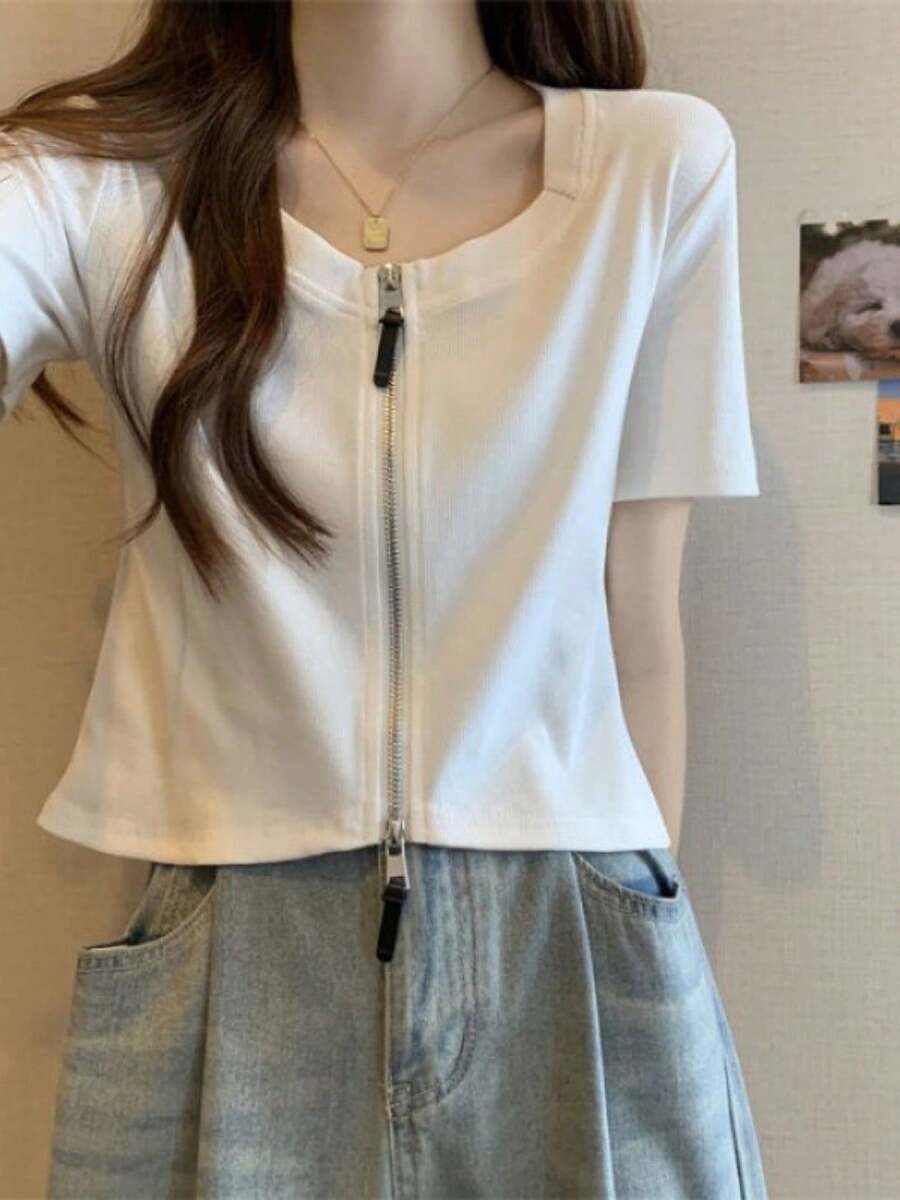 レディース トップス Tシャツ 半袖 カットソー ダブルジップ 前開き フロントジッパー 大きいサイズ プラスサイズ ぽっちゃり 3L 4L 着痩せ 細見え 体型カバー お腹カバー 二の腕カバー ショート丈 クロップド丈 Vネック スッキリ 華奢見え 無地 シンプル カジュアル ストリート Y2K 大人可愛い モード 2way 春 夏 秋 通学 通勤 デイリー お出かけ ライブ フェス ダンス 衣装 重ね着 インナー 伸びる ストレッチ 柔らかい ブラック 黒 骨格ストレート 骨格ウェーブ 骨格ナチュラル 着回し 万能アイテム 10代 20代 30代 40代 セクシー クール かっこいい - ホワイト - チェックする 1