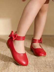 Un par de lindas sandalias romanas planas rojas, perfectas para combinar con vestidos y adecuadas para todas las estaciones. - Rojo - Ver 2