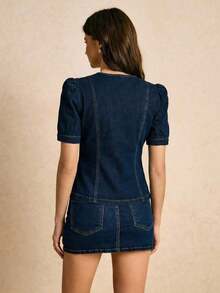 2026 Blusa de mezclilla para mujer, camisa de mezclilla casual de manga corta abullonada con cintura ajustada y abertura delantera, blusa de mezclilla azul oscuro adecuada para el verano y el transporte. Para el Día de San Valentín, carnaval, fiesta, primavera y festivales de música - Azul lavado oscuro 2 - Ver 2