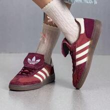Adidas 三葉草女鞋撞色翻蓋德訓鞋絨面復古板鞋 - 酒紅色 - 查看 3