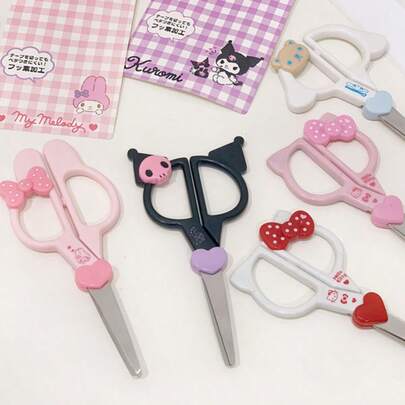  1 pièce Ciseaux Hello chat Kuromi Mereti Cinnamon Roll de Sanrio, fournitures de papeterie de coupe kawaii pour l'école et le bureau, cadeaux de coupe de papier, de fil, tête de coupe, manche en plastique avec nœud en forme de cœur. Convient pour la coupe de carton, les mariages, la Saint-Valentin, les anniversaires, les voyages, les fêtes, la créativité. Choix parfait pour les quatre saisons