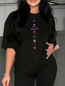 Camiseta moderna de planetas estampados para mujer, diseño espacial, estilo casual, ideal para amantes de la astronomía y moda urbana, disponible en tallas S, M, L, XL y color negro, ropa de moda, populares. - Negro - Ver 2