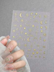 1片金箔星月美甲貼紙 | 指尖墜入銀河之夢，極簡酷感裸色底色搭配金箔星月美甲貼紙，酷感與奢華兼具。細膩金星線條環繞指甲，水鑽與星芒點綴表面，新月與星軌交織營造浪漫想像，將銀河帶到您的指尖。自然優雅氛圍，低調卻精緻的細節，適合日常通勤與約會穿搭，每個動作都閃耀著微妙金光，輕鬆捕捉酷女孩名媛風，將您的指尖化為流動的銀河，充滿氛圍感。 - 彩色 - 查看 1