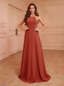 Aureia Vestido de dama de honor con escote halter, espalda baja, cintura recogida, silueta en línea A, diseño asimétrico con volantes en la espalda - Óxido marrón - Ver 6