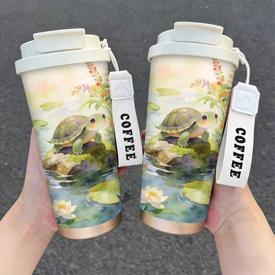 1/5 chiếc Bình giữ nhiệt cà phê 500ml in hình rùa và ao sen vẽ màu nước, có nắp lật và quai xách chữ "COFFEE", làm bằng thép không gỉ 304, chống rò rỉ, dùng được cả đồ uống nóng và lạnh, món quà hoàn hảo cho người yêu thích bò sát.