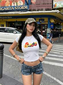 夏季女款水果印花短版T恤，短袖圓領彈性棉修身上衣；Y2K可愛甜美辣妹復古修身短版上衣，蜜桃與草莓印花高腰短版上衣 - 適合日常街頭與度假穿搭 - 白色 - 查看 4