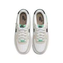 Nike Sepatu Sneakers Air Force 1 Anak Besar Model Low-Top Motif Patchwork - Putih/Krem/Hijau - View 10