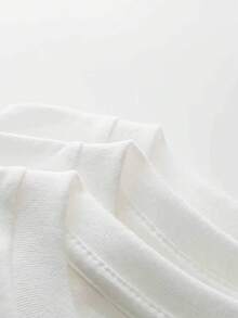 Camiseta da turnê "Sparkle Date" de Larsson, ideal para uso diário ou para sair com os amigos. Feita em algodão macio e respirável, está disponível em vários tamanhos. Com modelagem solta, é perfeita para um estilo urbano, casual e moderno. - Branco - Ver 4